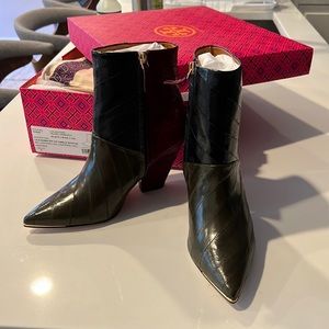 Tory Burch Lila 90mm zip up ankle bootie, eel leather, Gold toe detail, NWT